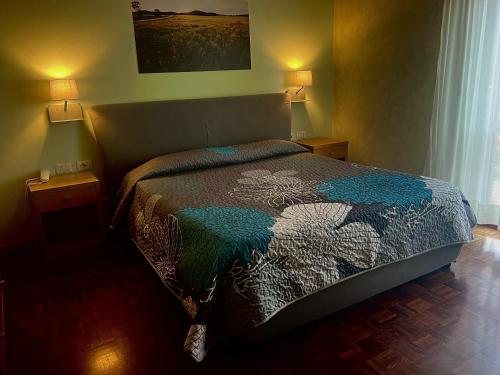 - une chambre avec un lit et deux lampes sur deux tables dans l'établissement Albergo Di Murlo, à Murlo