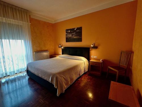 a bedroom with a bed and a window at Albergo Di Murlo in Murlo