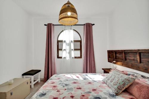 una camera con letto e finestra di Casa Tornasol a Corralejo
