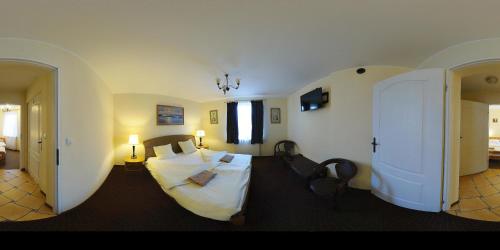 1 dormitorio con 2 camas en una habitación con 2 lámparas en Hotel Stawisko Klaudyn, en Klaudyn