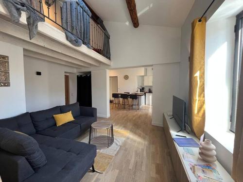 un salon avec un canapé bleu et une télévision dans l'établissement 