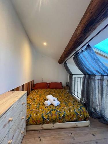 une chambre avec un lit avec un ours en peluche dessus dans l'établissement 