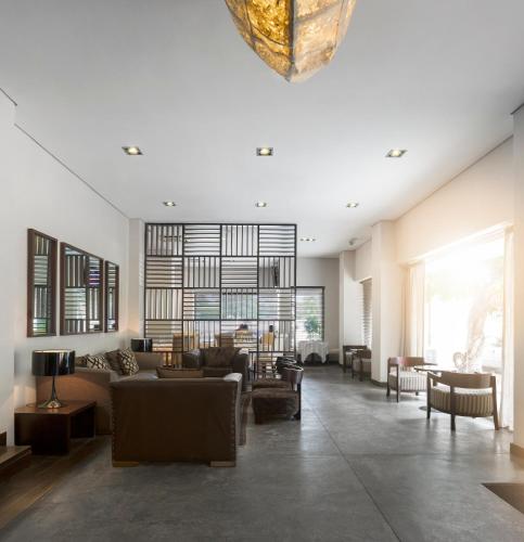 a living room with a couch and a table at Hotel Tivoli Beira in Beira