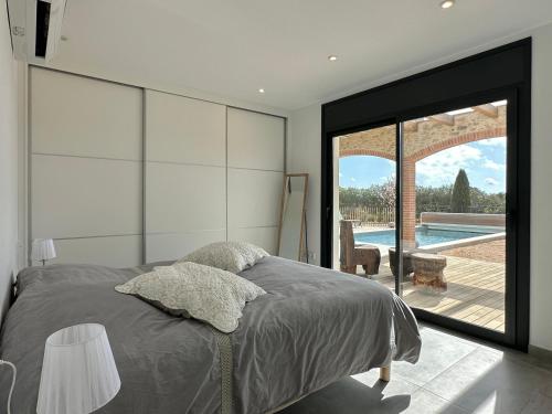 Ένα ή περισσότερα κρεβάτια σε δωμάτιο στο The Private Accommodation Villa