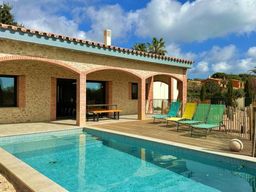 Πισίνα στο ή κοντά στο The Private Accommodation Villa