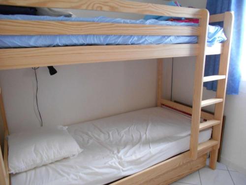 - un ensemble de lits superposés avec un matelas dans l'établissement Appartement T3 Climatisé - Terrasse Sud, Parking Privé, 6 Couchages - Le Grau-du-Roi - FR-1-250-218, au Grau-du-Roi