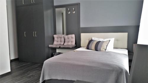 a bedroom with a large bed and a mirror at APPART-HOTEL, Einsteinstraße in Herzogenaurach