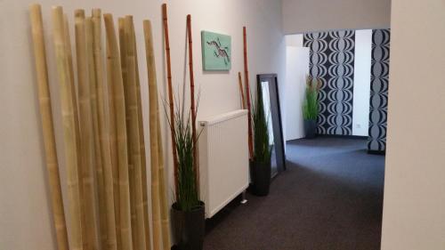 a hallway with bamboo poles in a room at APPART-HOTEL, Einsteinstraße in Herzogenaurach