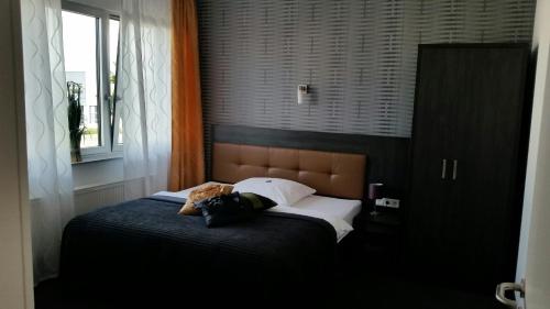 a teddy bear laying on a bed in a bedroom at APPART-HOTEL, Einsteinstraße in Herzogenaurach