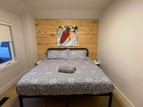 een slaapkamer met een bed met een knuffeldier erop bij Tranquil Cottage Retreat in Prince Edward County in Demorestville