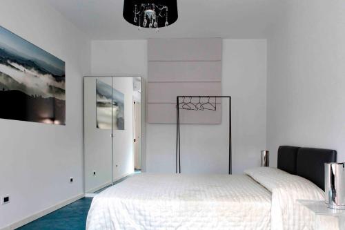 a bedroom with a bed and a basketball hoop at Le Stanze Della Musica in Borgomale