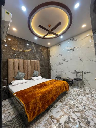 Schlafzimmer mit einem großen Bett und einer Decke in der Unterkunft Kashi Dham Home Stay in Varanasi