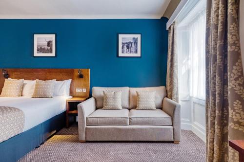 um quarto de hotel com uma cama e uma cadeira em Toby Carvery Edinburgh West by Innkeeper's Collection em Edimburgo