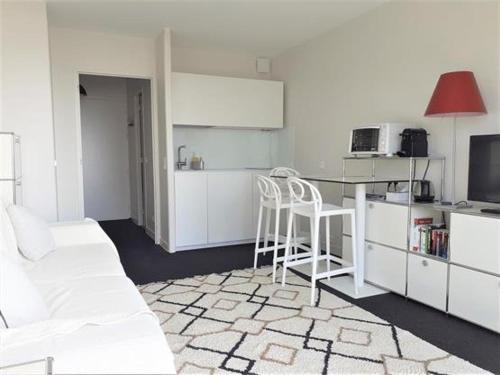 un salon blanc avec un canapé blanc et une table dans l'établissement Studio en bord de mer avec balcon et parking à La Baule - FR-1-392-172, à La Baule