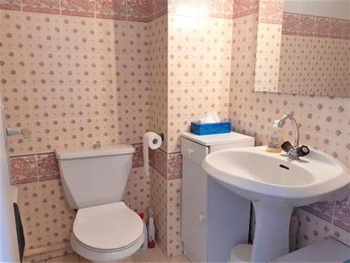 une salle de bain avec des toilettes blanches et un lavabo dans l'établissement Studio en bord de mer avec balcon et parking à La Baule - FR-1-392-172, à La Baule