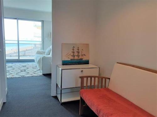 une chambre avec un lit et une chaise dans l'établissement Studio en bord de mer avec balcon et parking à La Baule - FR-1-392-172, à La Baule