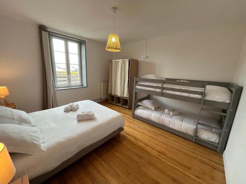 une chambre avec deux lits et un lit superposé dans l'établissement Etanin, Maison entièrement rénové proche mer et ville, à Bény-sur-Mer