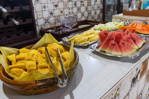 a buffet filled with different types of fruits and vegetables at Hotel Fazenda Brejo in Saloá