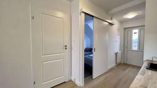un couloir avec une porte menant à une chambre dans l'établissement Villa Gravaldi, à Rowy