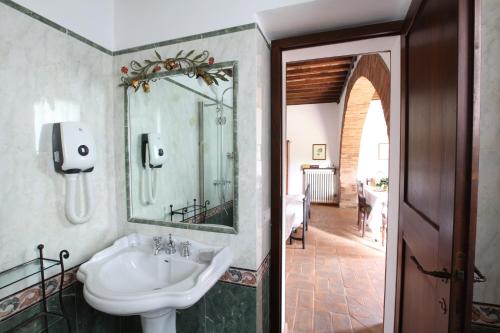 a bathroom with a sink and a mirror at Agriturismo San Gallo in Montepulciano