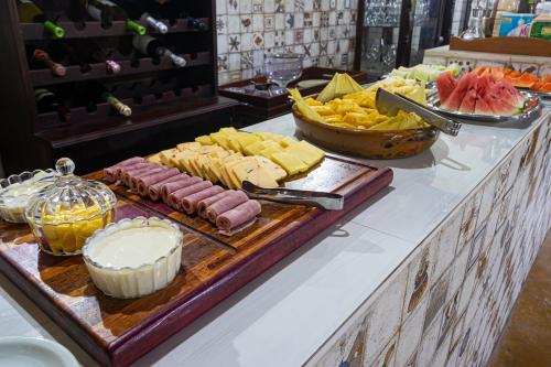a buffet with meats and cheese and other foods at Hotel Fazenda Brejo in Saloá