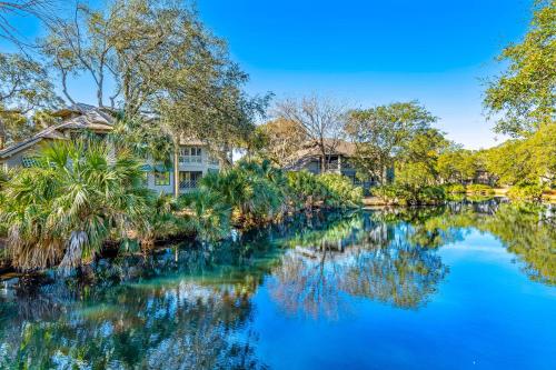 einen Fluss mit Bäumen und Häusern im Hintergrund in der Unterkunft Turtle Cove 5529 in Kiawah Island