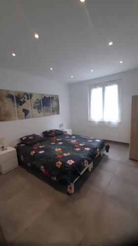 - une chambre blanche avec un lit dans l'établissement Calvi, T3, vue mer, grande terrasse, à Calvi