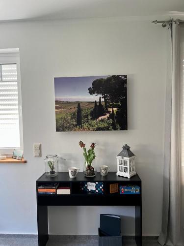 a desk in a room with a picture on the wall at Alternative zum Hotel Zimmer im Einfamilienhaus-eigenes Badezimmer im Flur in Mechernich