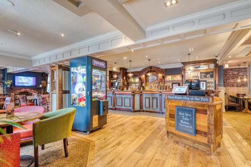 een grote kamer met een bar en een restaurant bij Toby Carvery Edinburgh West by Innkeeper's Collection in Edinburgh