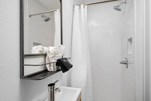 Ένα μπάνιο στο Inn at Rockaway Beach Unit 1