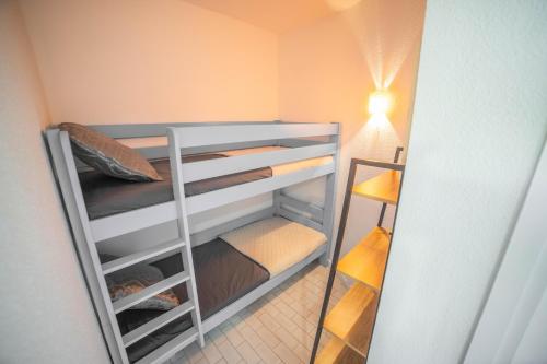 Tempat tidur susun dalam kamar di New MARE NOSTRUM-Vue Mer-Wifi-Accès Plage-Parking-TOP PROS SERVICESConciergerie La Grande Motte