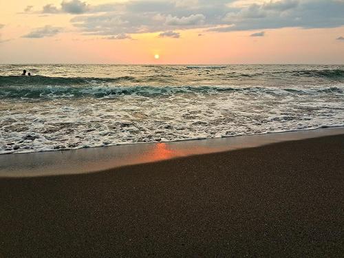 une plage avec l'océan et une personne dans l'eau dans l'établissement H2O, à Ureki