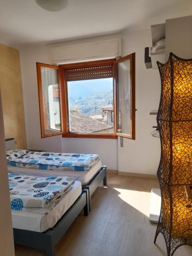 ティニャーレにあるCasa Giulia sul Gardaの窓付きの部屋 ベッド2台