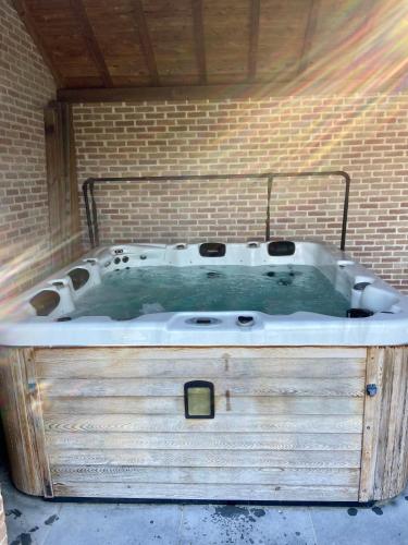 a jacuzziificialificialificialificialificialificialificialificialificialificialificial at Vakantiewoning Scheewege met zwemvijver en jacuzzi in Wingene
