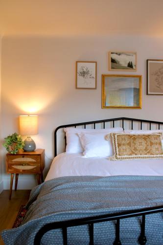 a bedroom with a bed and a table with a lamp at Kinnikinnik Motor Lodge in Estes Park