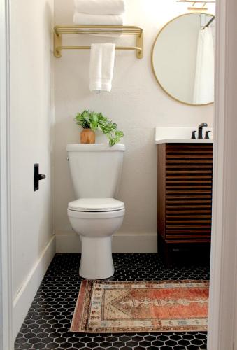 La salle de bains est pourvue de toilettes et d'un lavabo. dans l'établissement Kinnikinnik Motor Lodge, à Estes Park