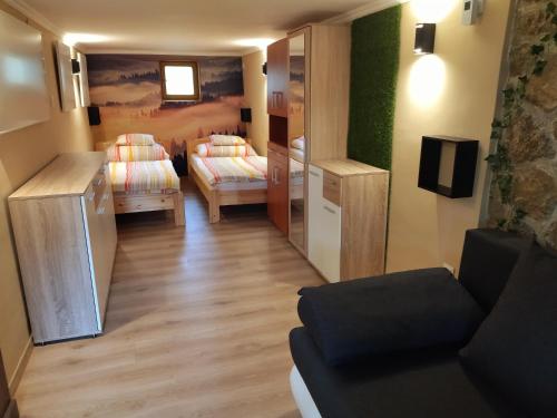 オルフェにあるTerrace Apartmentsの小さな部屋で、ベッド2台、鏡が備わります。