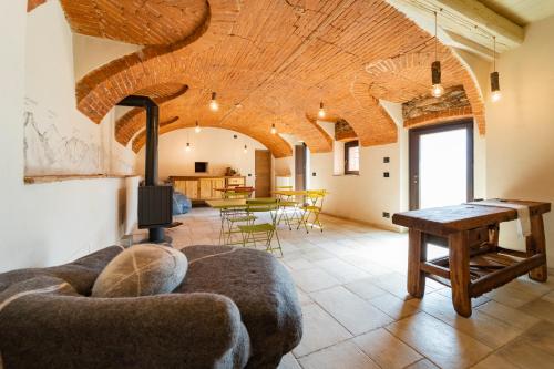 sala de estar con sofá y mesa en Country House Le Gaie Allegre, en Villar San Costanzo