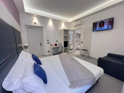 um quarto com uma cama grande e um sofá em Cinqueterre Behind em La Spezia