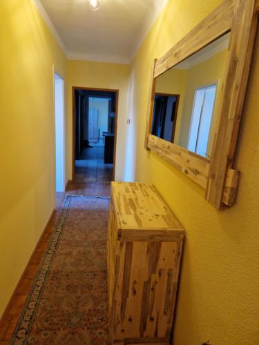 Cette chambre comprend un miroir et une table en bois. dans l'établissement DrKarlRennerGarten, à Guntramsdorf