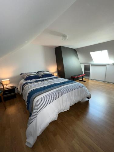 een slaapkamer met een groot bed in een kamer bij Maison de pêcheur à 2 min de la Baie in Le Crotoy