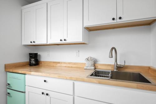 Η κουζίνα ή μικρή κουζίνα στο Inn at Rockaway Beach Unit 6