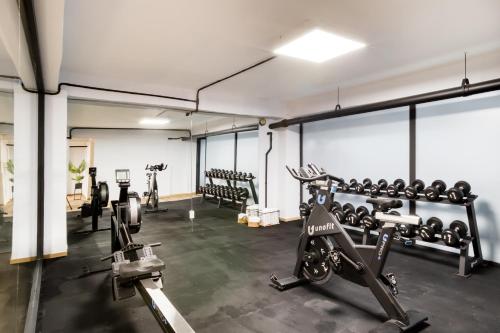 un gimnasio con varias cintas de correr y máquinas cardiovasculares en ULIV Florencia en Ciudad de México