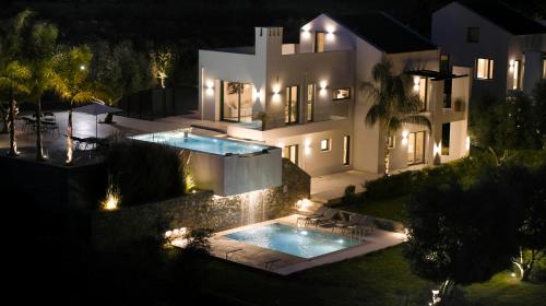 Bazén v ubytování Arbora Olea Luxury Resort nebo v jeho okolí