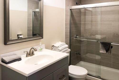 Ένα μπάνιο στο Lazy Cuckoo Inn - Sleek and Stylish Studio Apartments