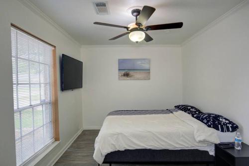 a bedroom with a ceiling fan and a bed at Good Vibes 4 Bedroom with Private Pool, Close to Houston Loop in Houston