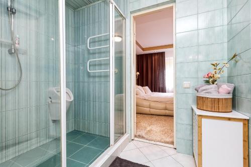 a bathroom with a shower and a bedroom at Jekaba Rezidence in Jelgava