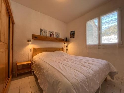 sypialnia z łóżkiem i oknem w obiekcie Charmante maison 3 pièces, 2 pas plage et forêt, 4 couchages, WIFI, stationnement, ménage inclus - St Georges d'Oléron - FR-1-246A-152 w mieście Saint-Georges-dʼOléron