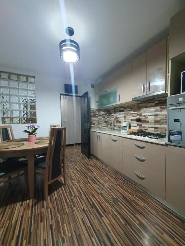 een keuken met een tafel en een eetkamer bij Apartament EXCLUSIVE Târgu Ocna in Tîrgu Ocna