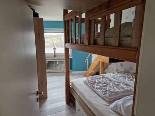 1 Schlafzimmer mit 2 Etagenbetten und einer offenen Tür in der Unterkunft Nelson in Braunlage